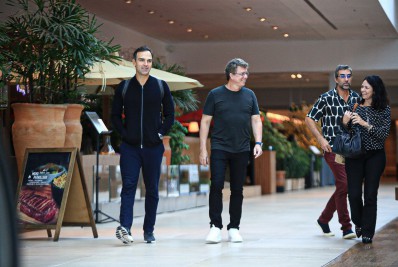 Tadeu Schmidt e Boninho almoçam em shopping do Rio em dia de paredão no 'BBB 23'