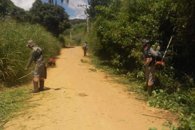 Roçada é feita para melhorar o tráfego entre bairros de Bom Jardim