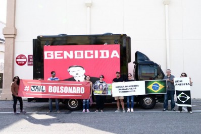 Bolsonaristas atacam grupo que realizava protesto contra Bolsonaro em Orlando
