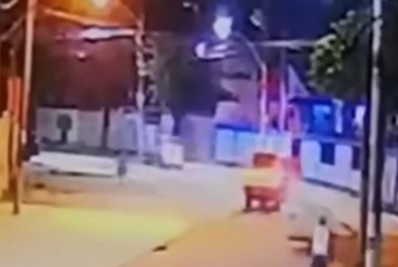 Vídeo: Motociclista é bruscamente arremessado em colisão na Zona Oeste