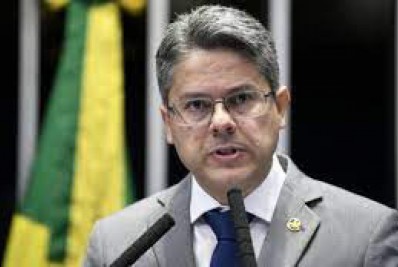 Alessandro Vieira rebate Flávio Bolsonaro sobre milícia: 'Tem conhecimento de causa'