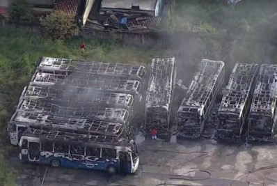 Incêndio destrói ônibus escolares dentro de garagem em Santa Cruz
