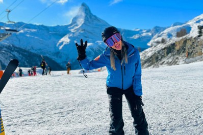 Musa fitness viaja para Suíça e esquia pela primeira vez