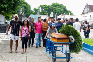Jovem que morreu ao cair no BRT é enterrada sob revolta: ‘porta aberta propiciou acidente’, defende tio