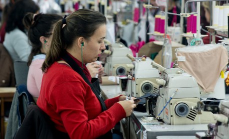 Linha de produção de peças de lingerie da confecção Suspiro Íntimo - Renata Mello