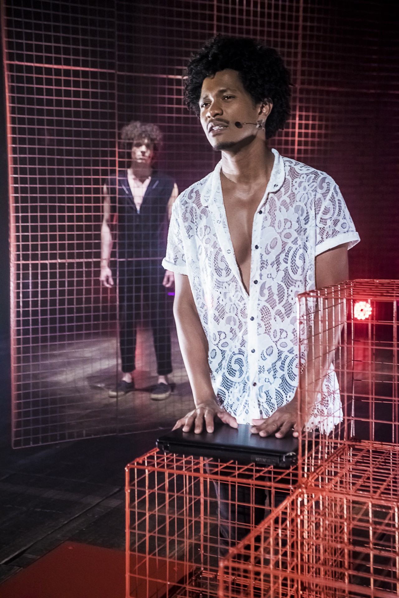 Inspirada em livro de Igor Pires, a pe&ccedil;a 'Textos Cru&eacute;is Demais' est&aacute; em cartaz no Rio - Divulga&ccedil;&atilde;o