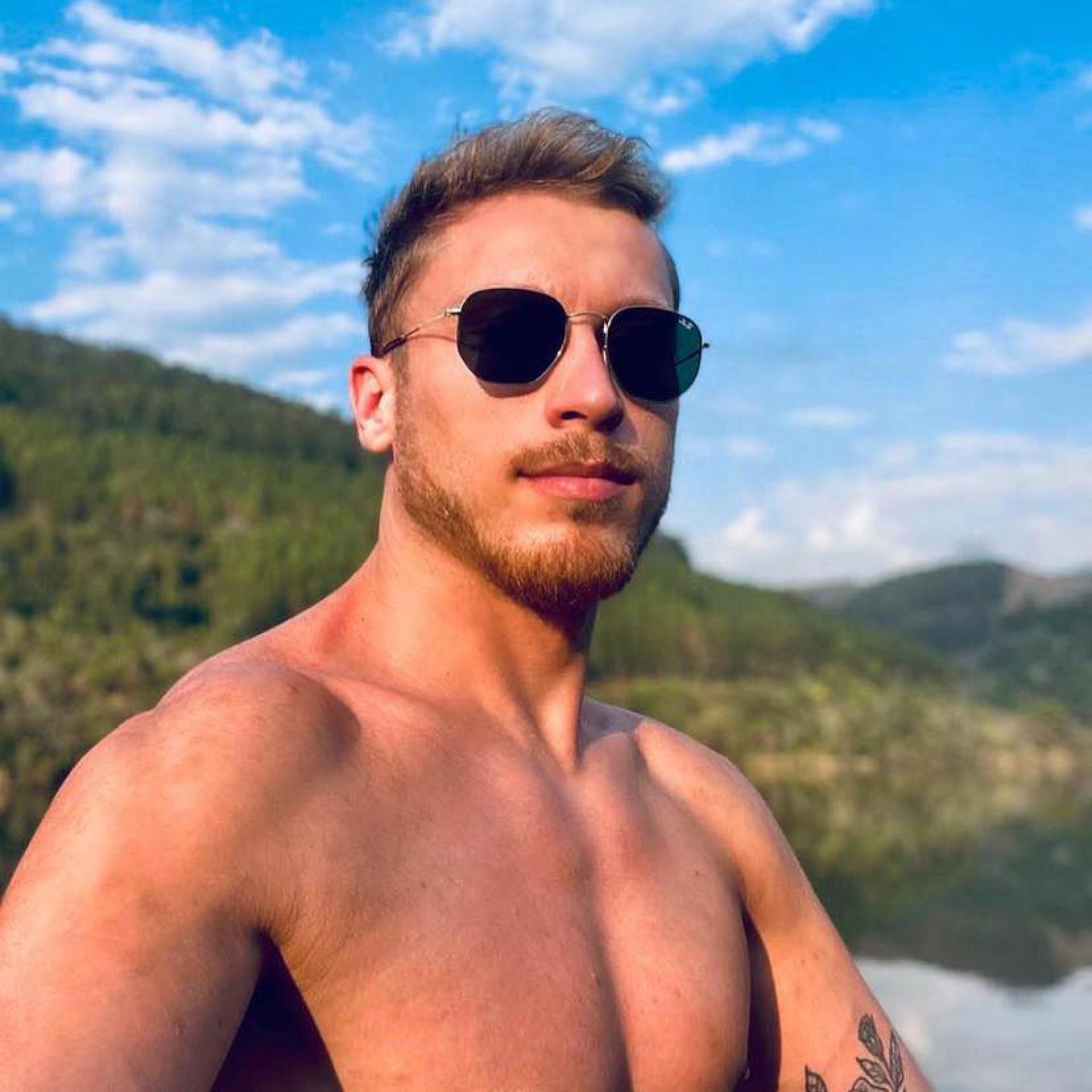 Mauricio Luiz Munarini, de 29 anos, morreu ap&oacute;s ser atropelado por uma van enquanto andava de skate em Ipanema