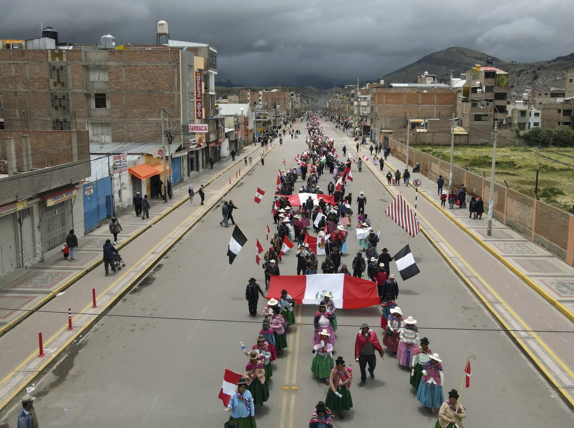A escalada de protestos que bloqueiam estradas tem causado o desabastecimento de produtos básicos em várias cidades peruanas - AFP