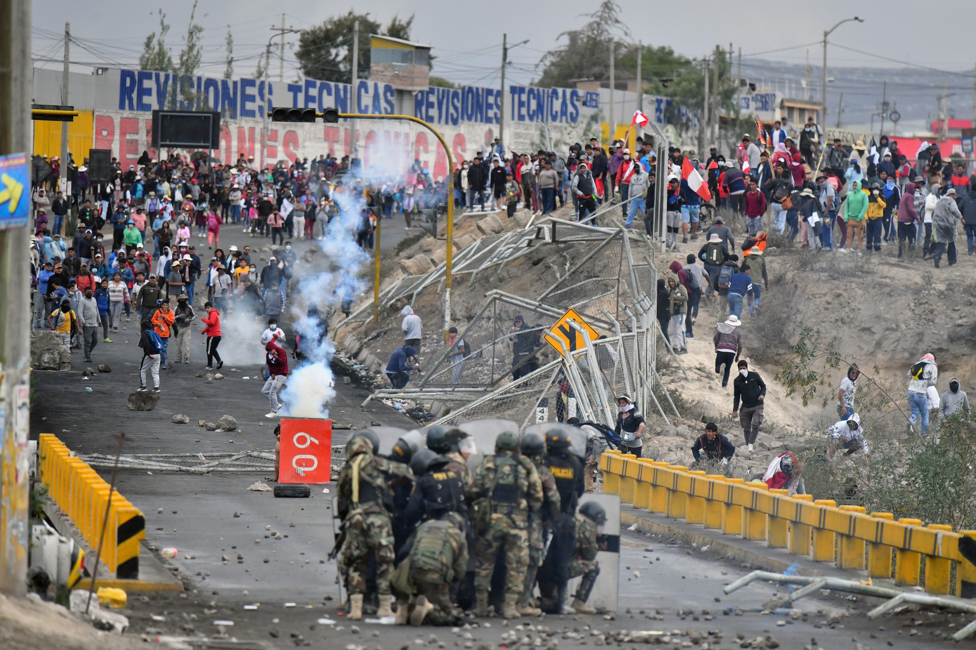 A escalada de protestos que bloqueiam estradas tem causado o desabastecimento de produtos básicos em várias cidades peruanas - AFP