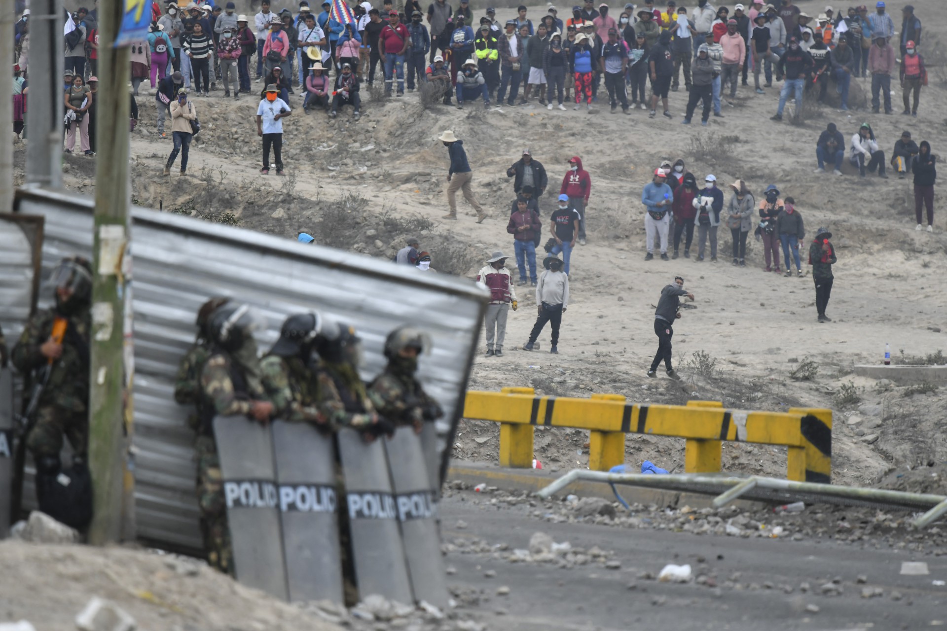 A escalada de protestos que bloqueiam estradas tem causado o desabastecimento de produtos básicos em várias cidades peruanas - AFP