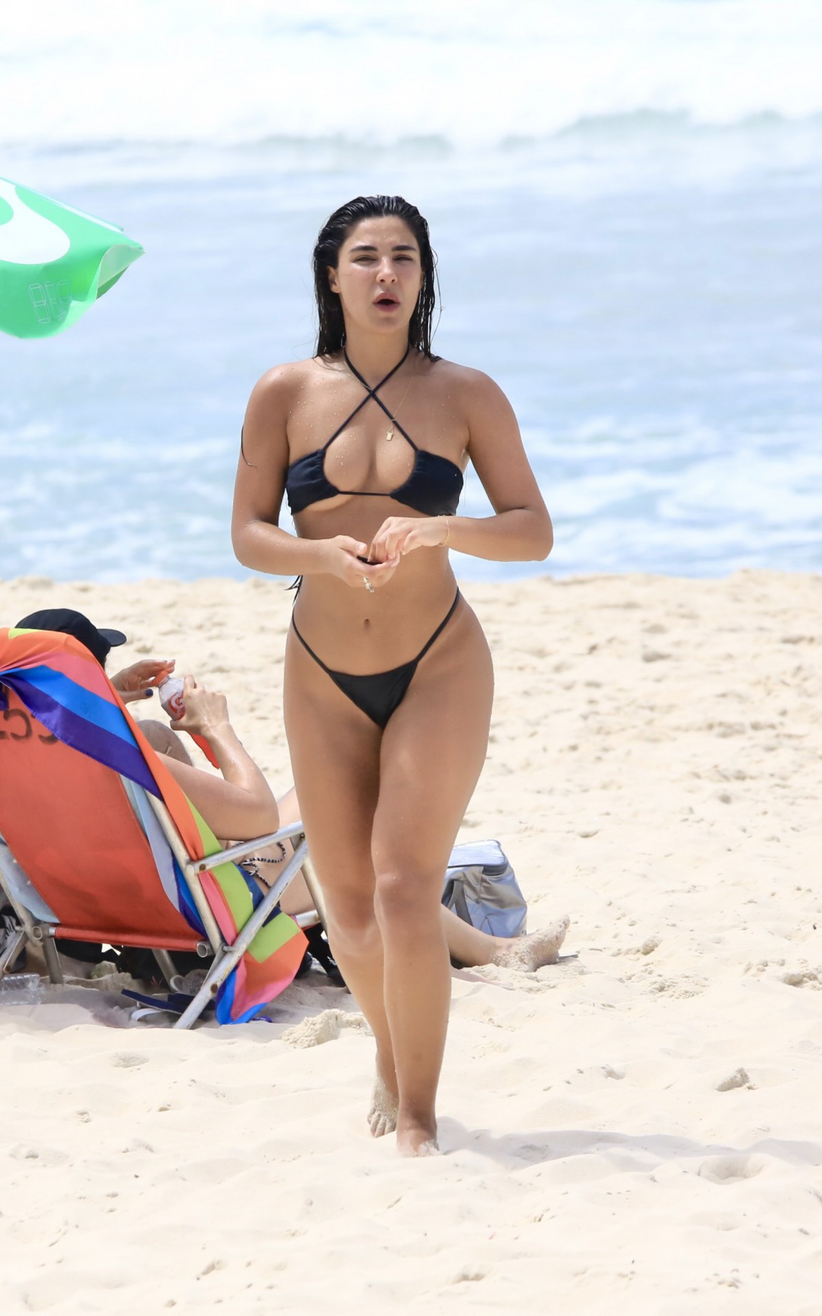 Gabriela Versiani curte dia de praia na Barra da Tijuca, na Zona Oeste do Rio, acompanhada por amiga