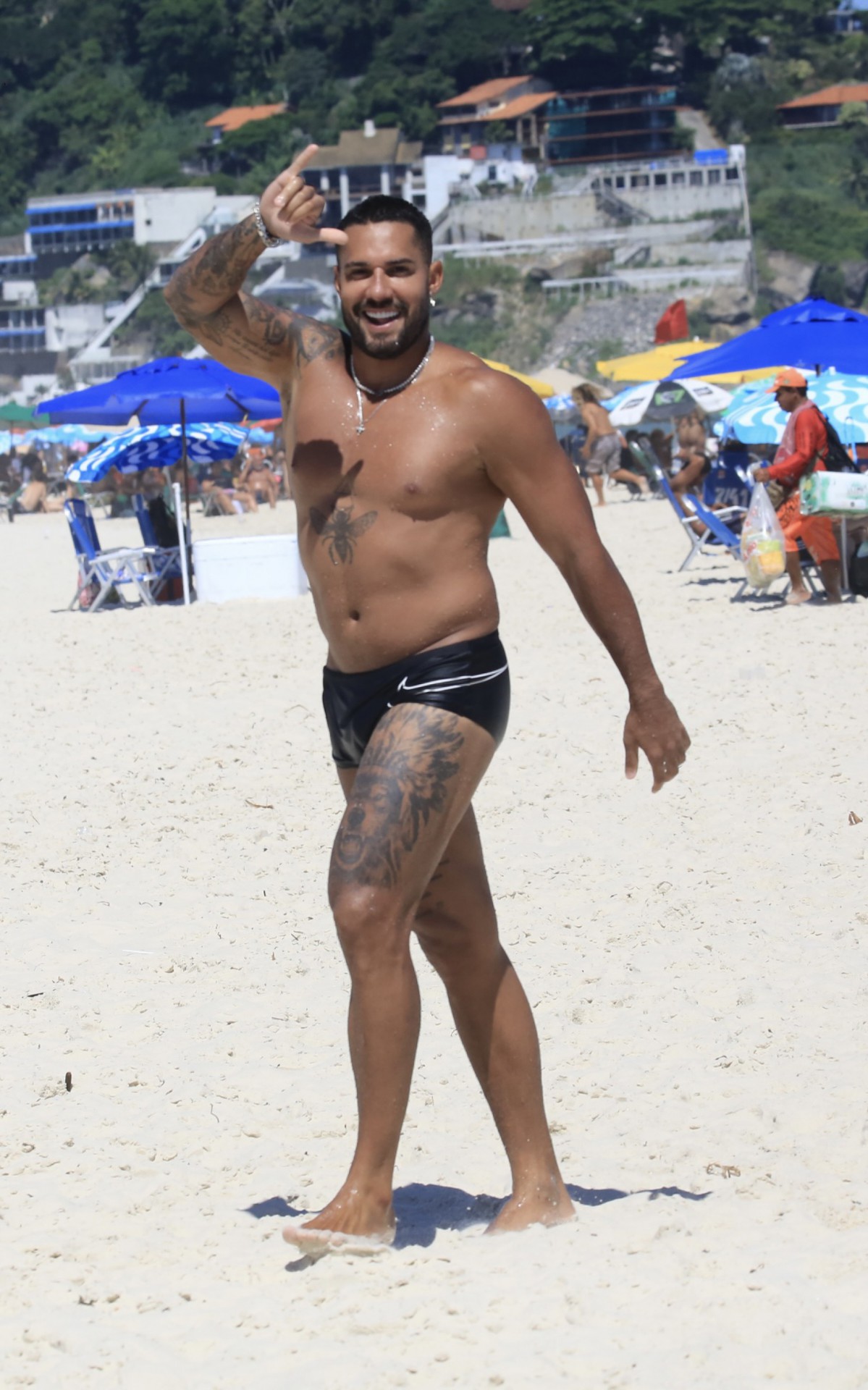 Arcrebiano curte dia de praia na Barra da Tijuca, na Zona Oeste do Rio