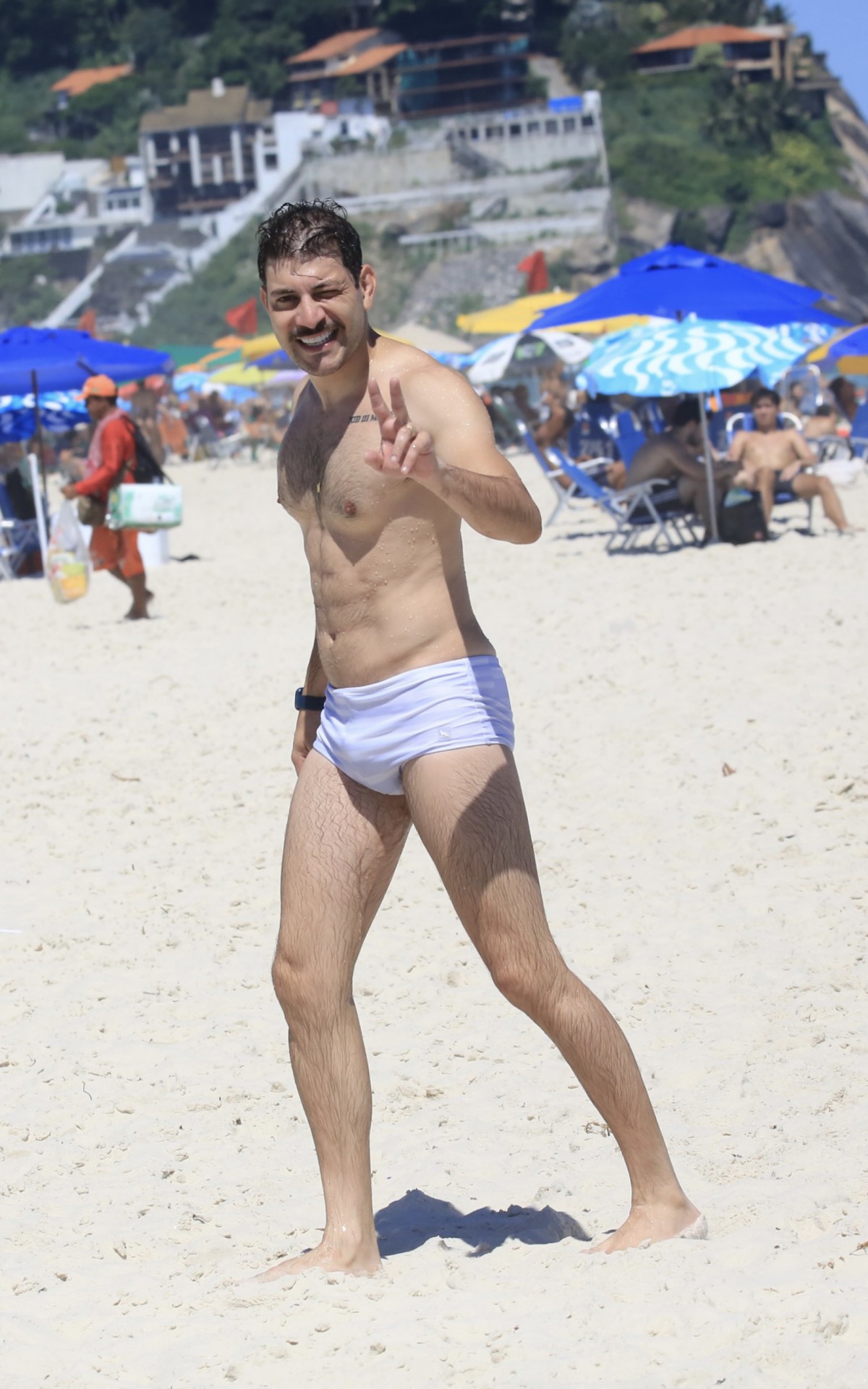 Caio curte dia de praia na Barra da Tijuca, na Zona Oeste do Rio