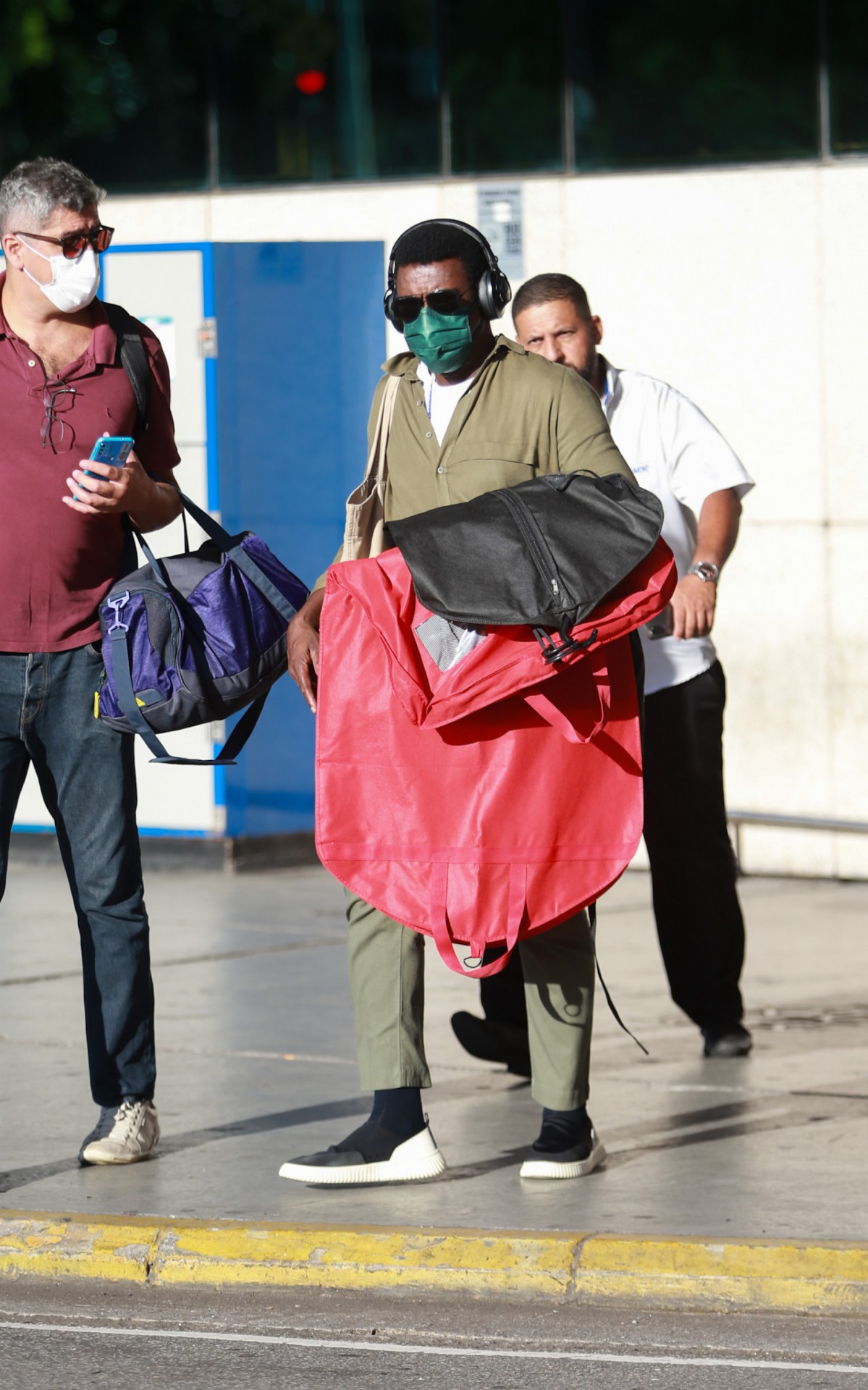 Seu Jorge desembarcou em aeroporto do Rio, nesta quarta-feira - Webert Belicio / Ag. News