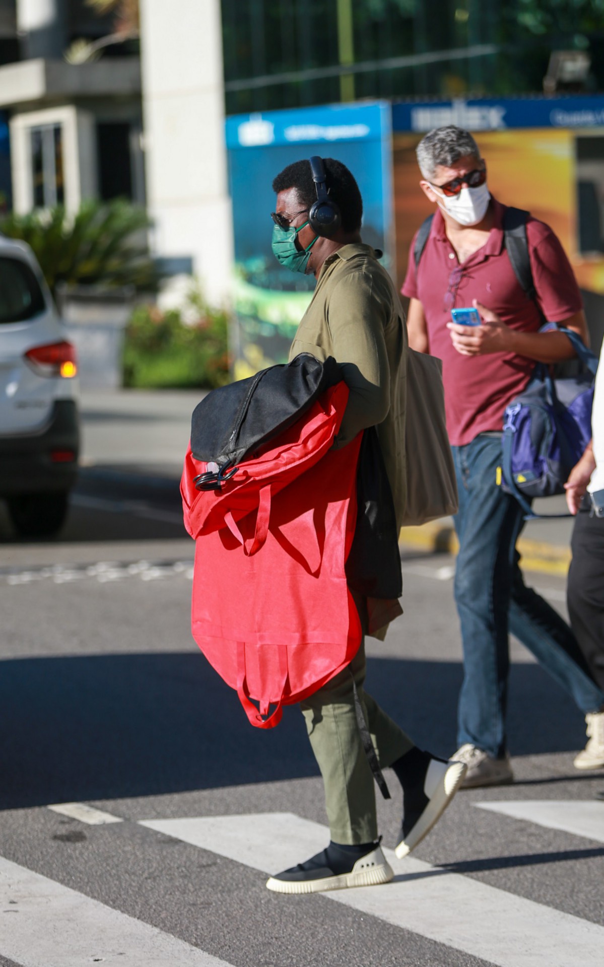 Seu Jorge foi visto ao deixar o aeroporto Santos Dumont, no Rio, nesta quarta-feira