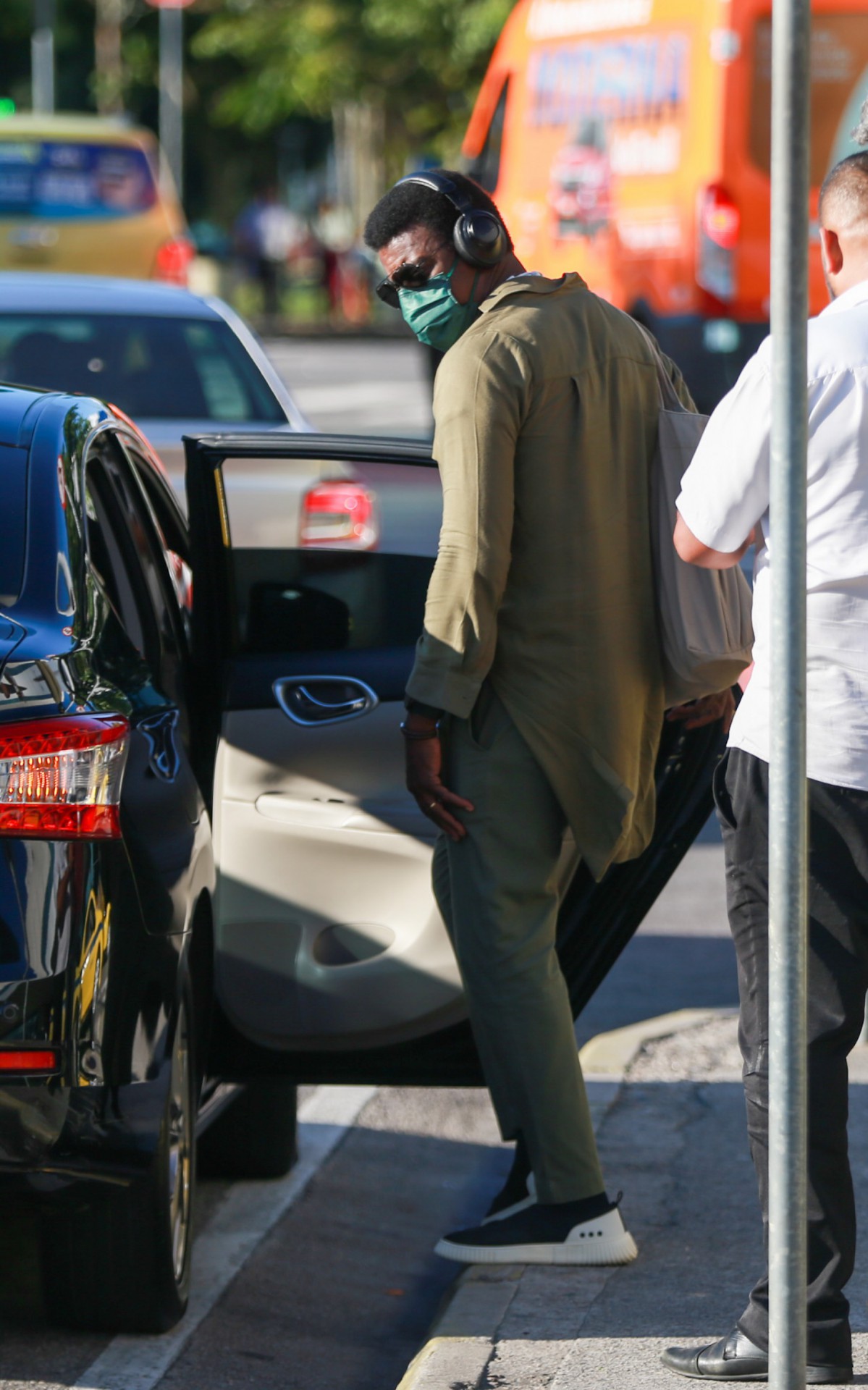 Seu Jorge foi visto ao deixar o aeroporto Santos Dumont, no Rio, nesta quarta-feira