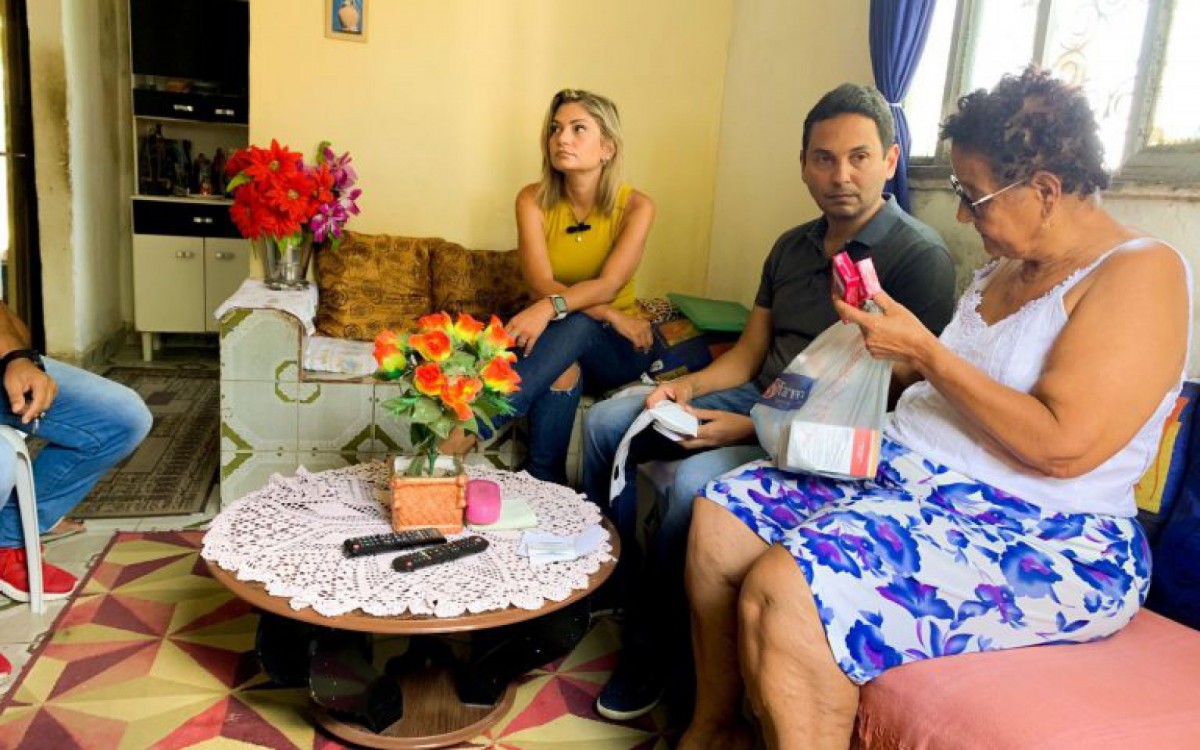 O prefeito Abra&atilde;ozinho e a vice-prefeita Fl&aacute;via Duarte entregaram rem&eacute;dios a moradores da cidade