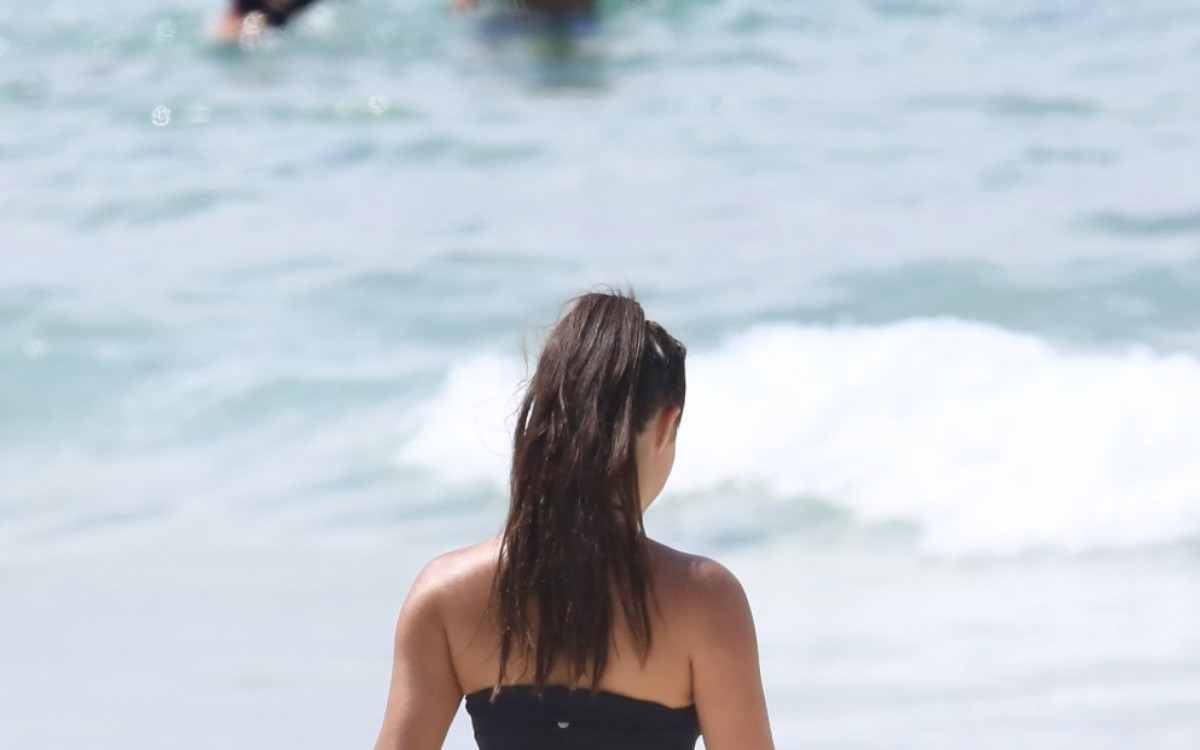 Gabriela Versiani curte dia de praia na Barra da Tijuca, na Zona Oeste do Rio, acompanhada por amiga