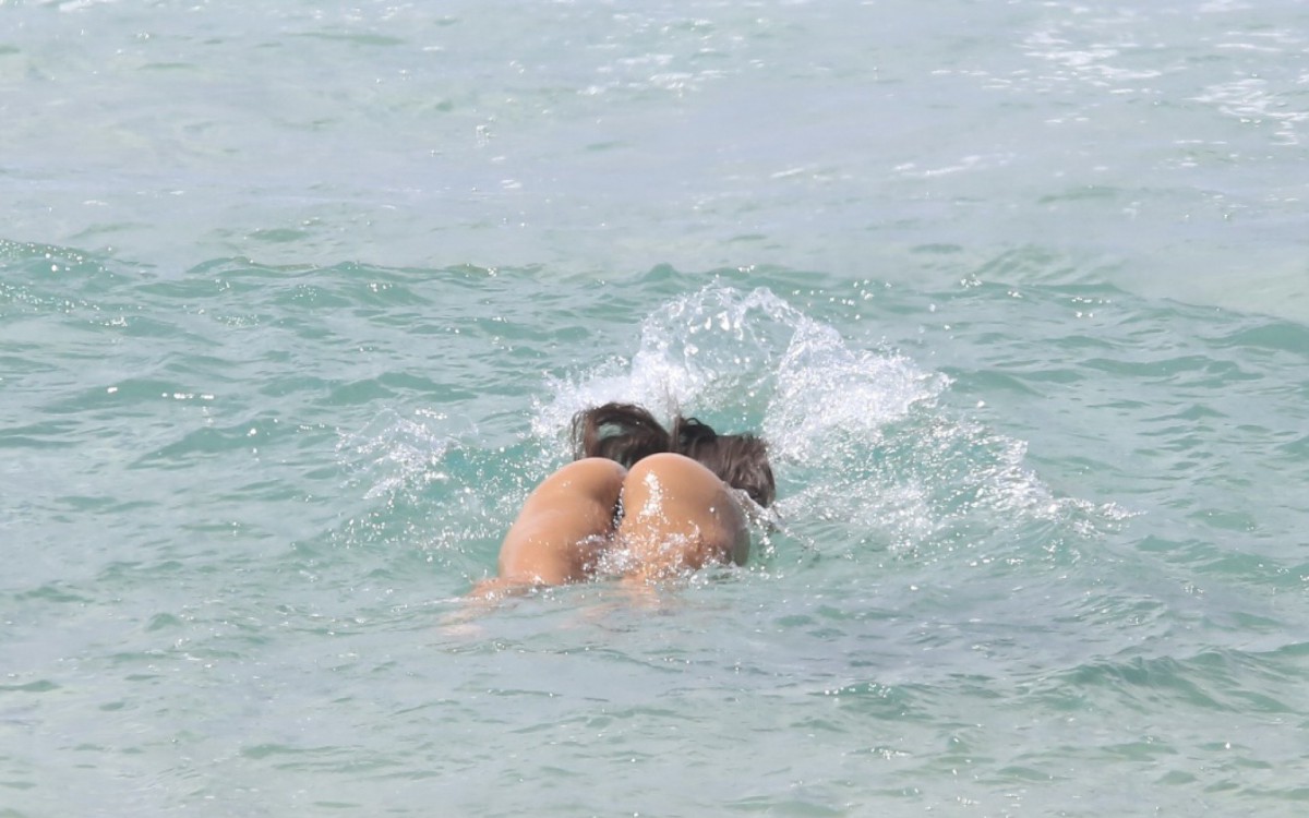 Gabriela Versiani curte dia de praia na Barra da Tijuca, na Zona Oeste do Rio, acompanhada por amiga