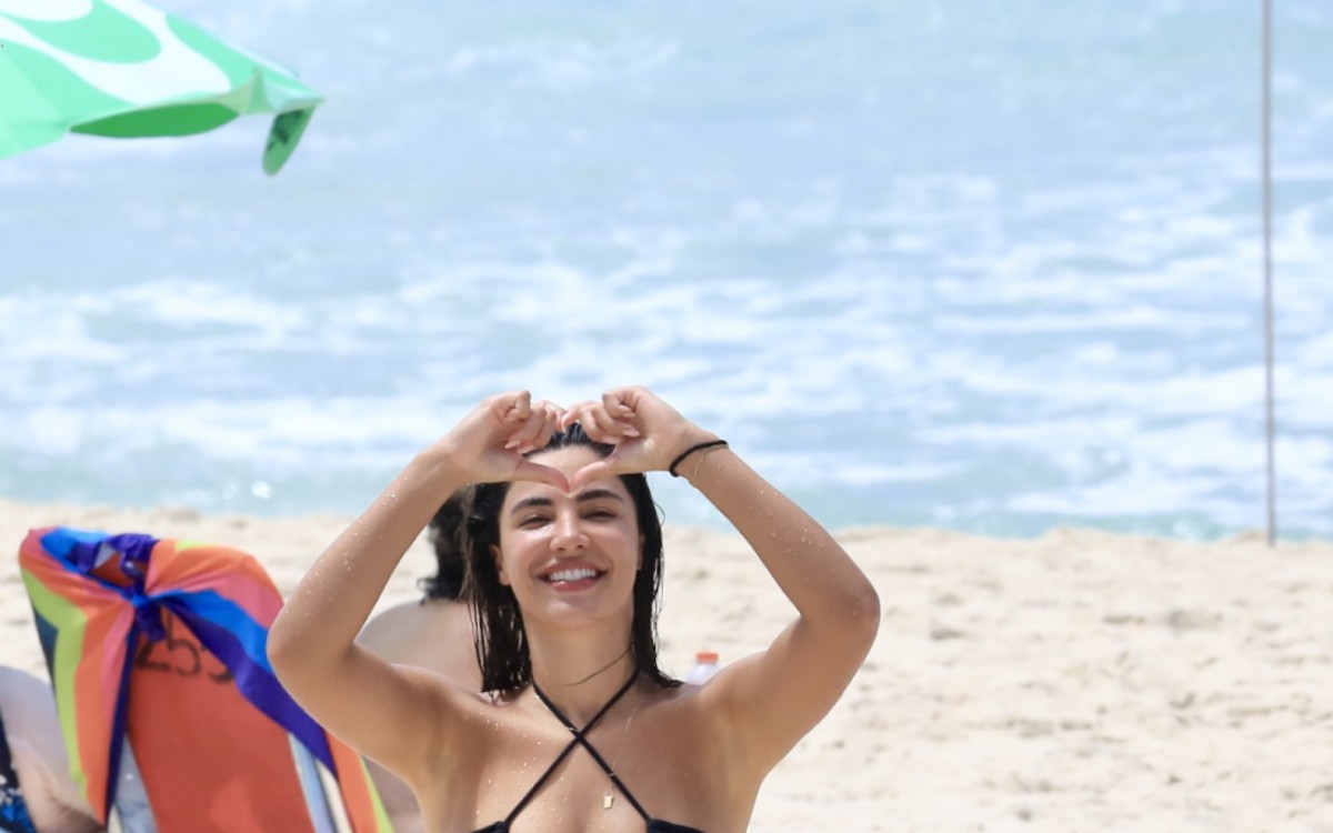 Gabriela Versiani curte dia de praia na Barra da Tijuca, na Zona Oeste do Rio, acompanhada por amiga