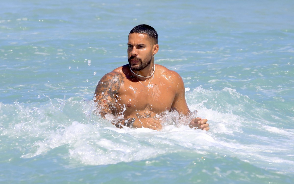 Arcrebiano curte dia de praia na Barra da Tijuca, na Zona Oeste do Rio