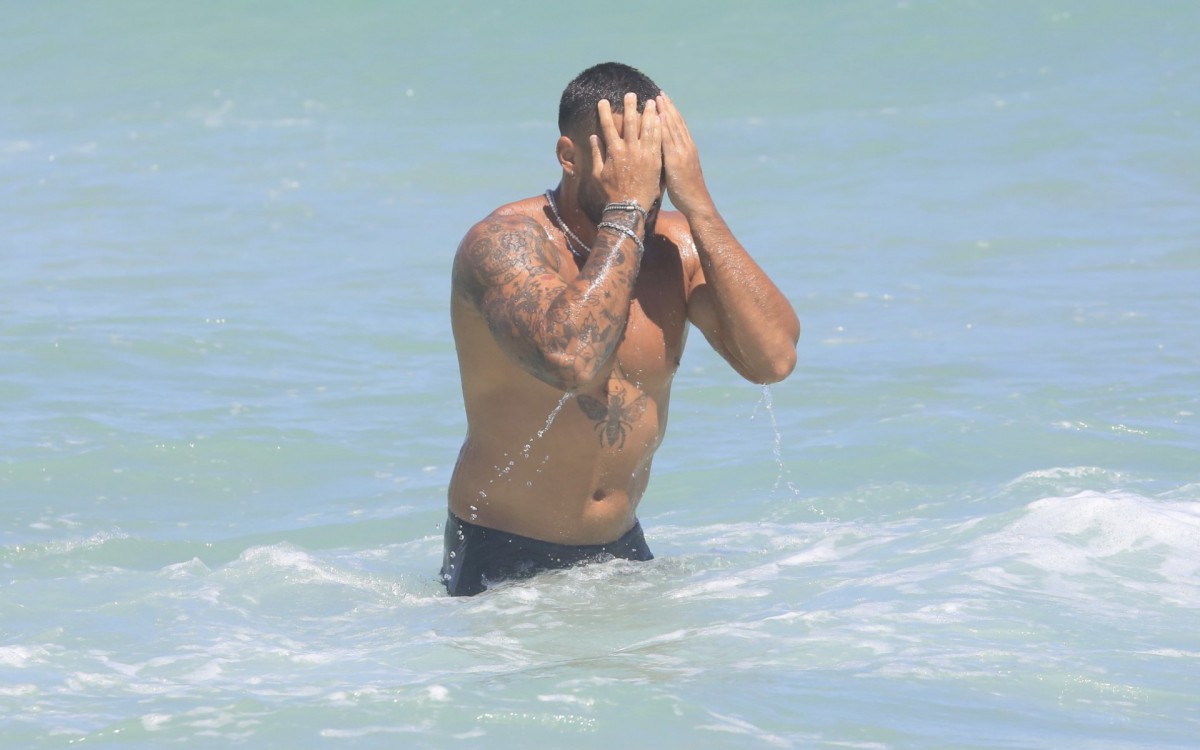 Arcrebiano curte dia de praia na Barra da Tijuca, na Zona Oeste do Rio