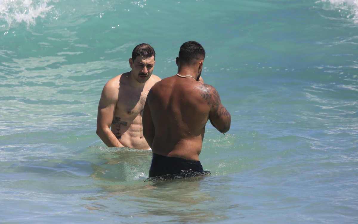 Caio e Arcrebiano se refrescam no mar da Barra da Tijuca