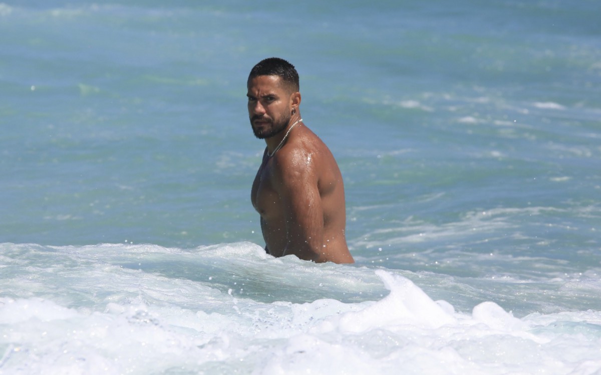 Arcrebiano curte dia de praia na Barra da Tijuca, na Zona Oeste do Rio