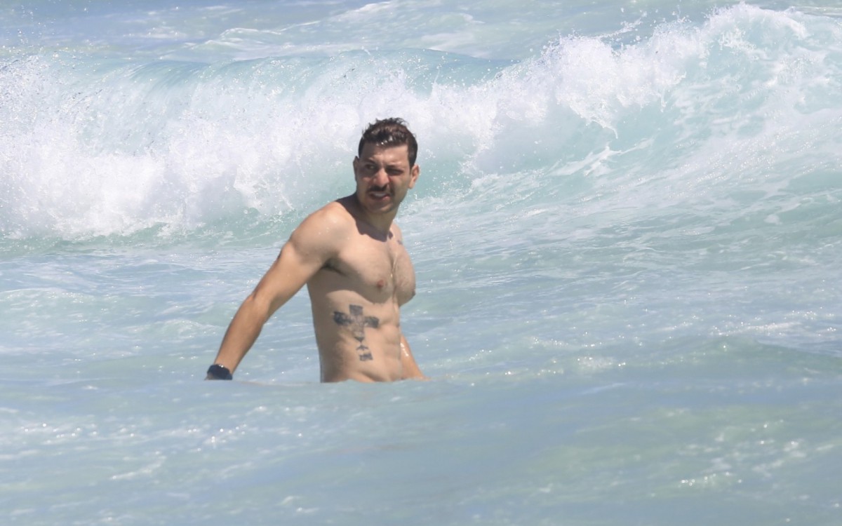 Caio curte dia de praia na Barra da Tijuca, na Zona Oeste do Rio