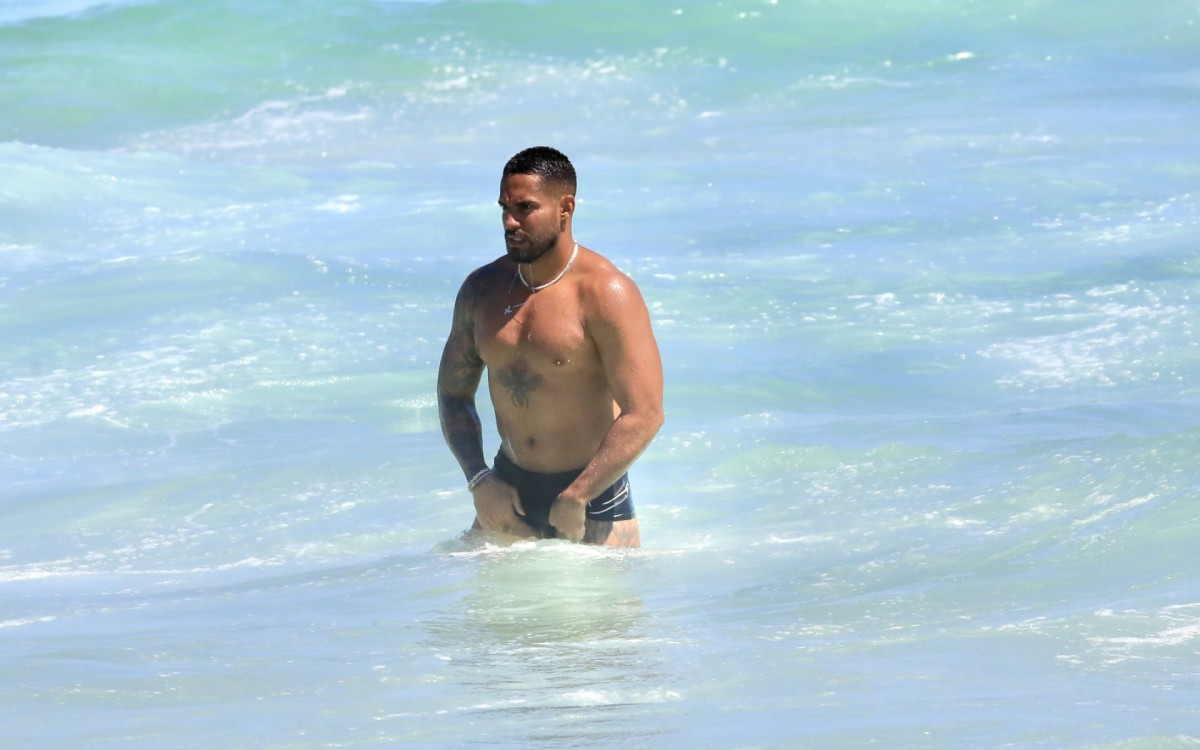 Arcrebiano curte dia de praia na Barra da Tijuca, na Zona Oeste do Rio