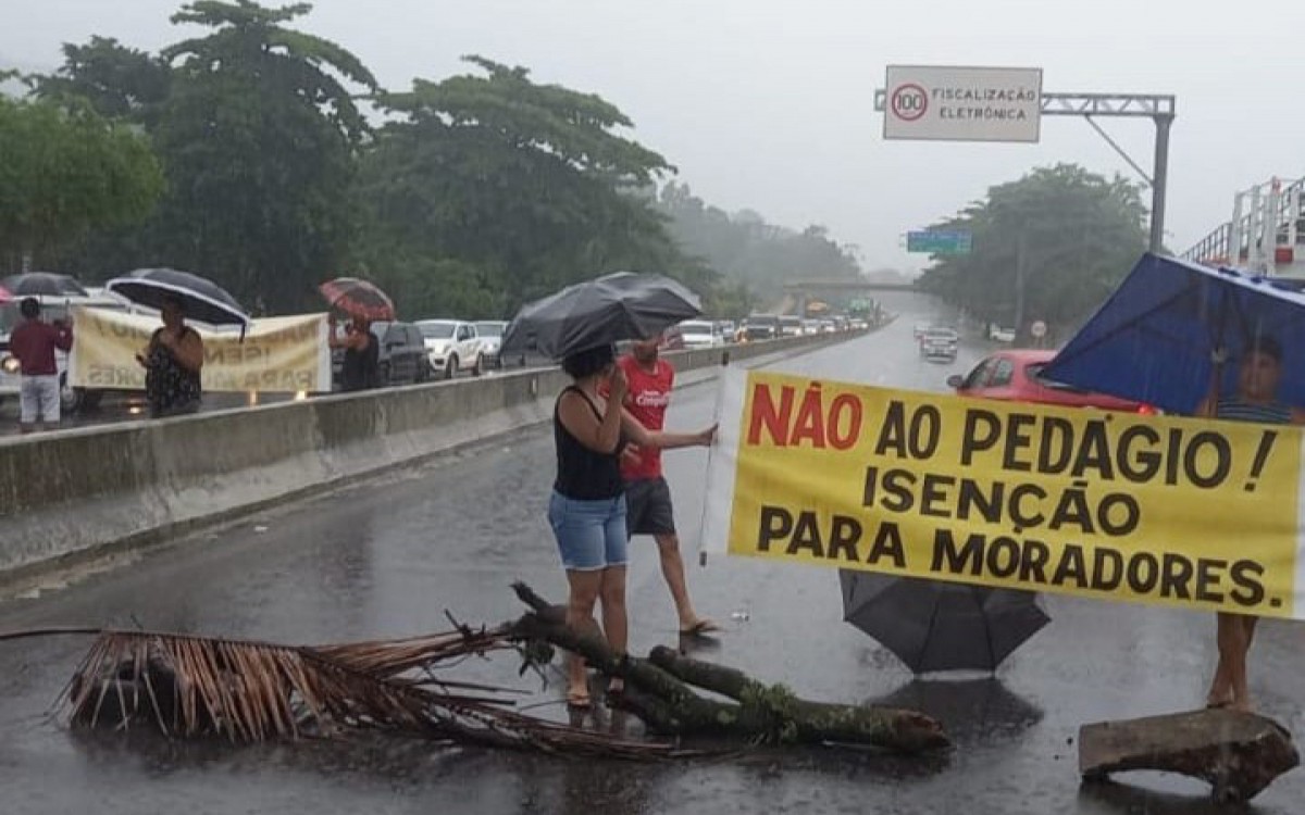 Primeira manifesta&ccedil;&atilde;o na BR 101 em Mangaratiba