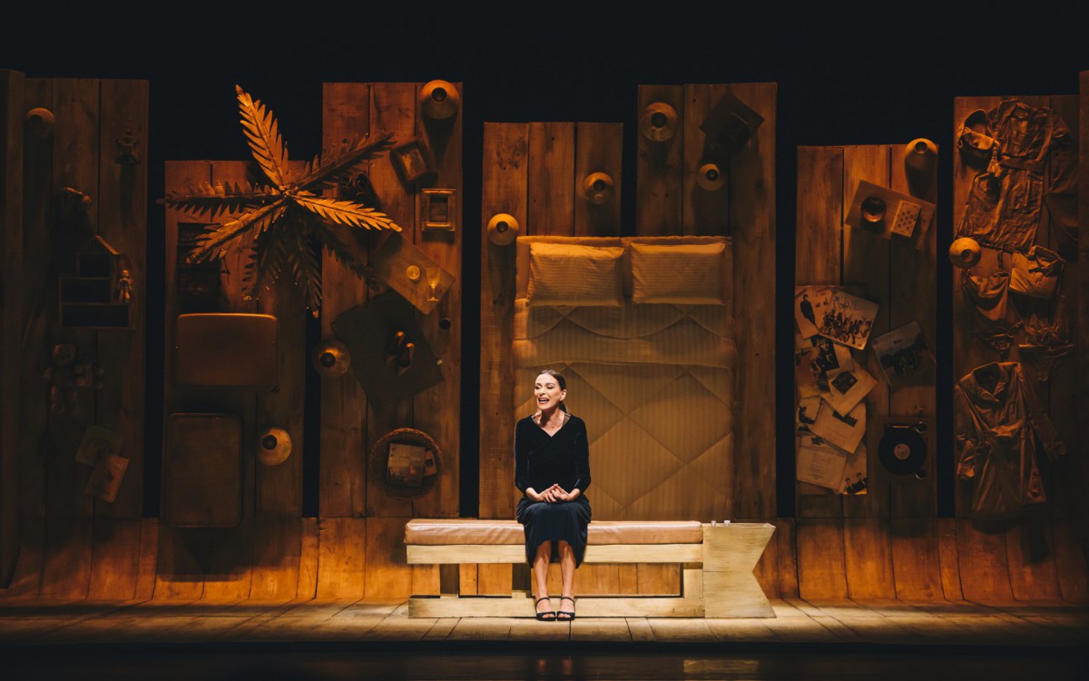 M&ocirc;nica Martelli interpreta Fernanda no espet&aacute;culo 'Minha Vida em Marte', em cartaz no Rio - Divulga&ccedil;&atilde;o / Camila Cara