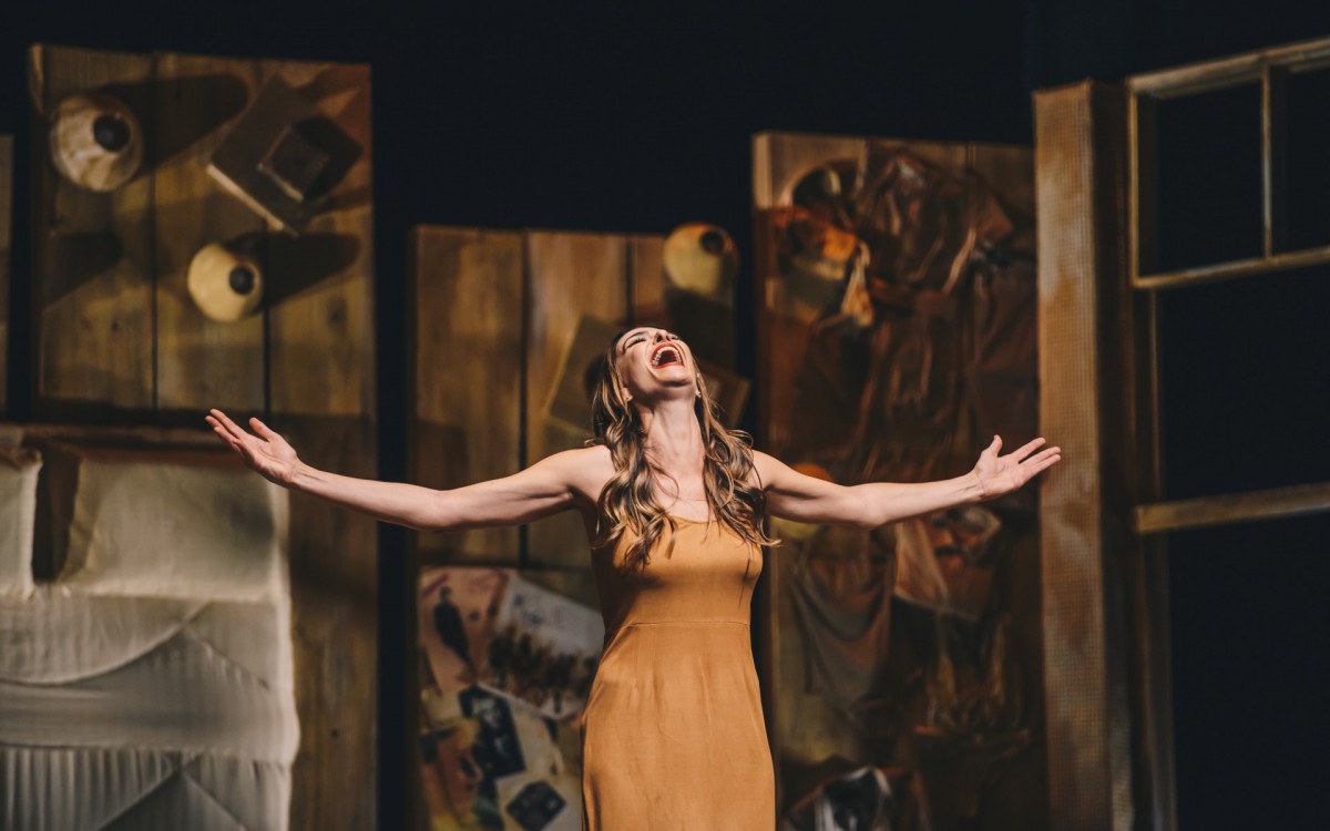 M&ocirc;nica Martelli em cena da pe&ccedil;a 'Minha Vida em Marte' - Divulga&ccedil;&atilde;o / Camila Cara