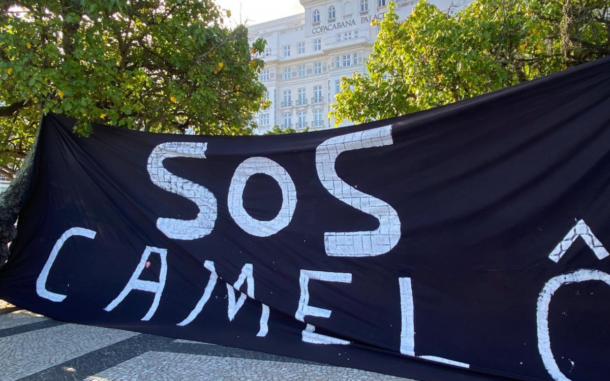 Protestantes levaram uma faixa com os dizeres "SOS Camelô" - Divulgação
