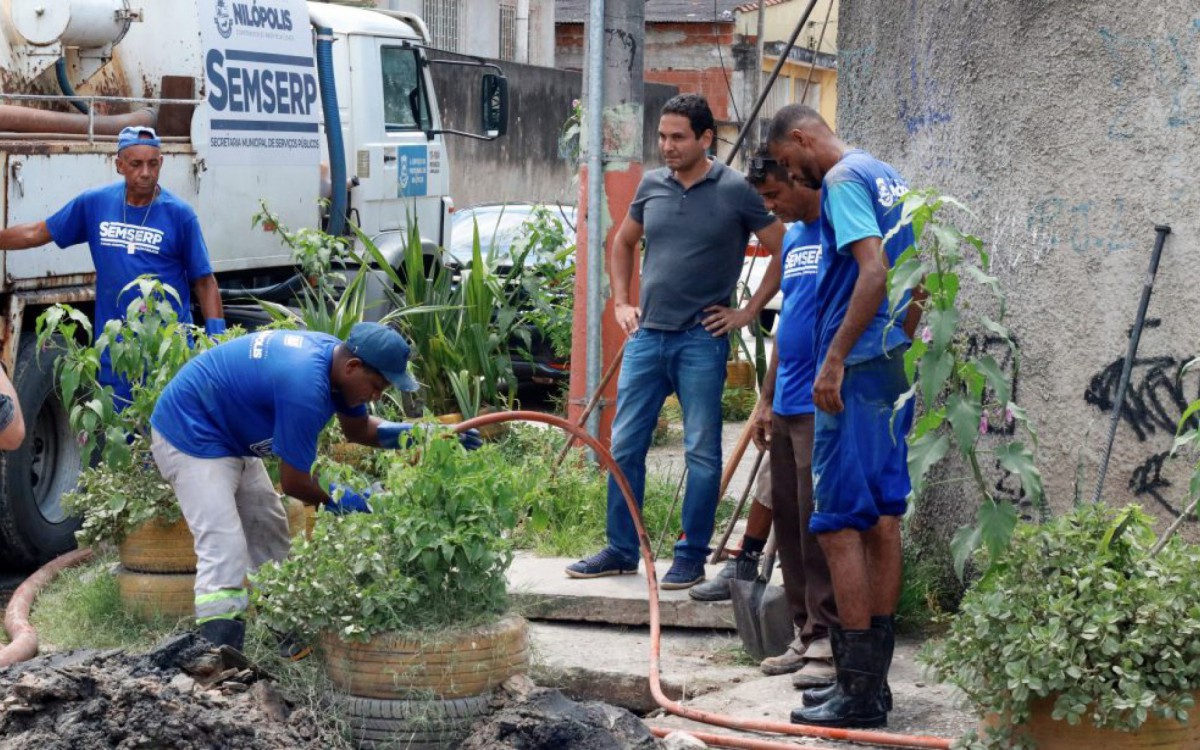 O prefeito Abra&atilde;ozinho acompanha o trabalho dos profissionais da Semserp