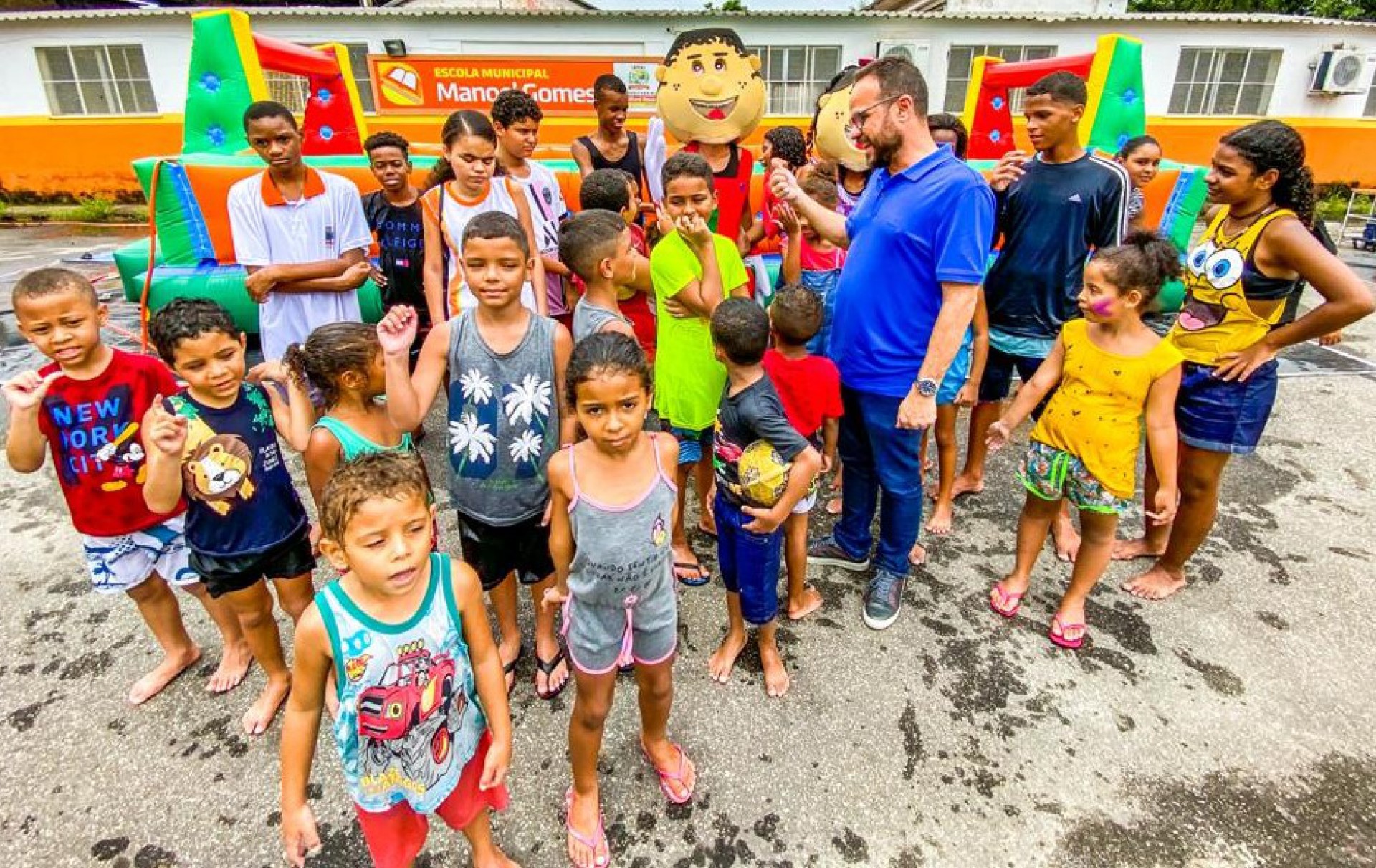 O secretário Denis Macedo interagiu com as crianças na colônia de férias - Rafael Barreto / PMBR