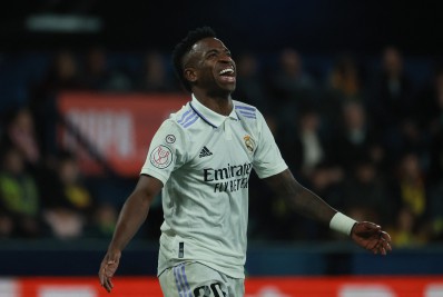 Polícia identifica torcedores do Atlético de Madrid que penduraram faixa e boneco em ponte