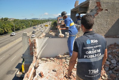 Seop e Subprefeitura da Zona Norte demolem construções irregulares ao lado da Linha Vermelha