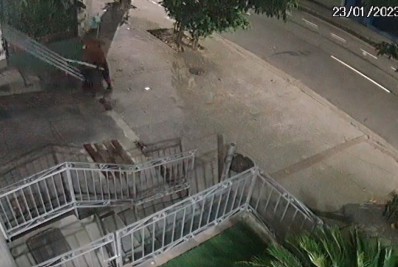Homem é flagrado roubando grades de prédio em Rio Comprido; veja vídeo