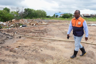Meio Ambiente e Obras atuam em áreas alagadas, desobstruindo galerias e escoando água