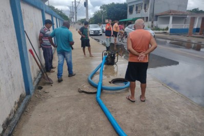 Governo municipal remove famílias atingidas pelas chuvas para casas de familiares e dá assistência