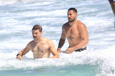 Ex-BBBs Caio e Arcrebiano se divertem juntos na praia