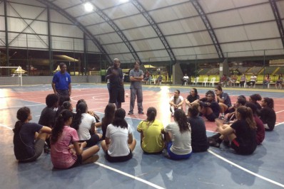 Meninas participam de seletiva para o time de Angra que vai disputar a Copa Rio Sul de Futsal