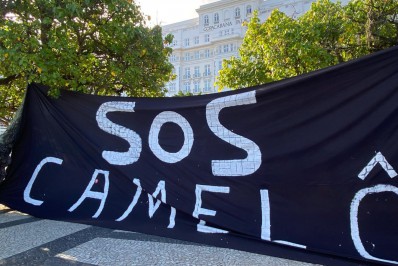 Camelôs e ambulantes protestam por direitos ao trabalho em Copacabana