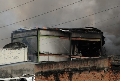 Parte de shopping que pegou fogo em Nova Iguaçu é demolida