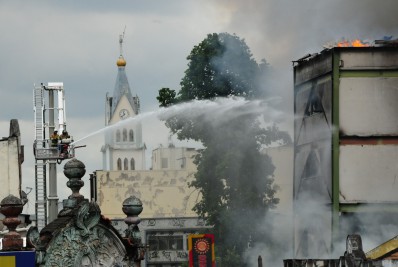 Corpo de Bombeiros segue com trabalho de rescaldo em shopping de Nova Iguaçu atingido por incêndio