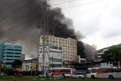 Incêndio atinge shopping em Nova Iguaçu