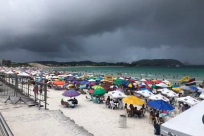 Céu instável em Cabo Frio não espanta banhistas da Praia do Forte nesta quarta (25)