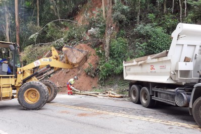 Deslizamento de encosta interdita trecho da RJ-116 em Nova Friburgo 