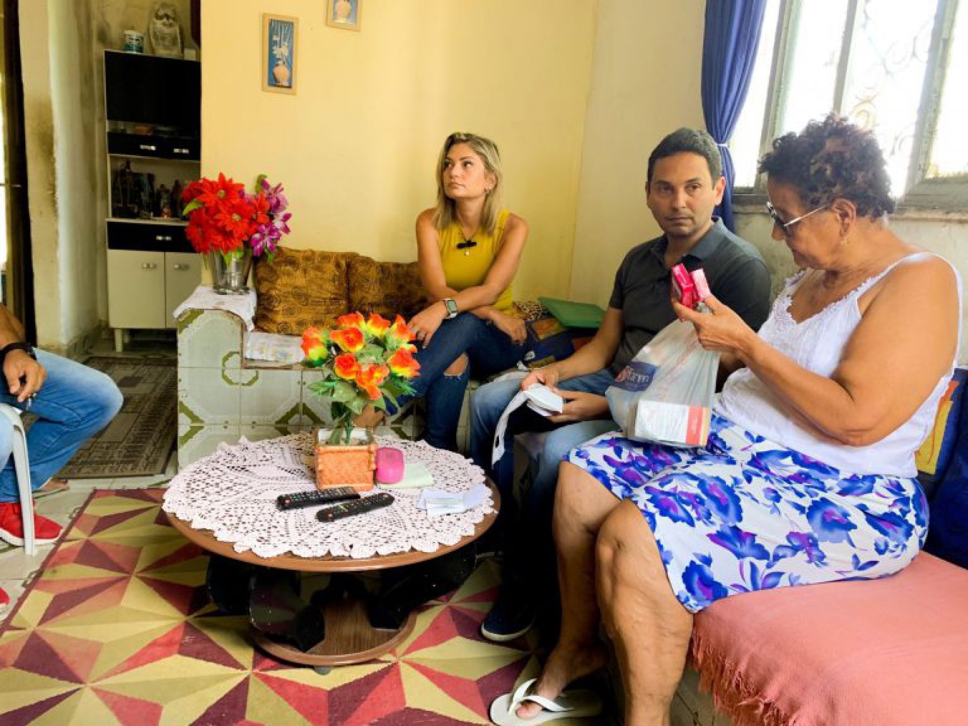O prefeito Abraãozinho e a vice-prefeita Flávia Duarte entregaram remédios a moradores da cidade - Divulgação / PMN